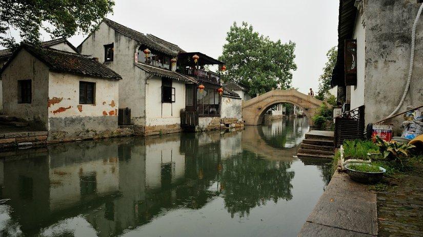 家里床铺上、地上频繁出现这种虫子，请问是啥虫子？好可怕...怎么消灭？在线等